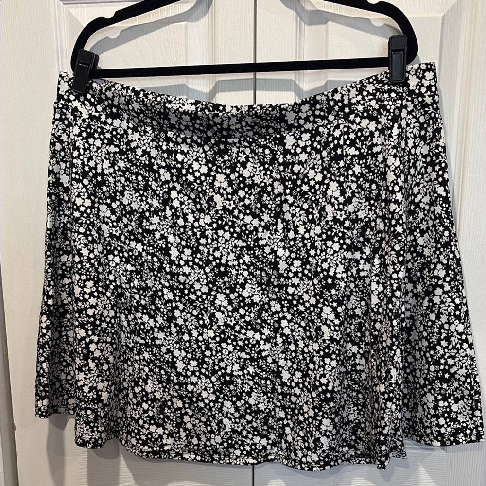 Forever 21 Black and White Women's Skater Skirt size 3X